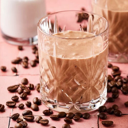 Lactosevrije ijskoffie smoothie in een whiskey tumblr glas