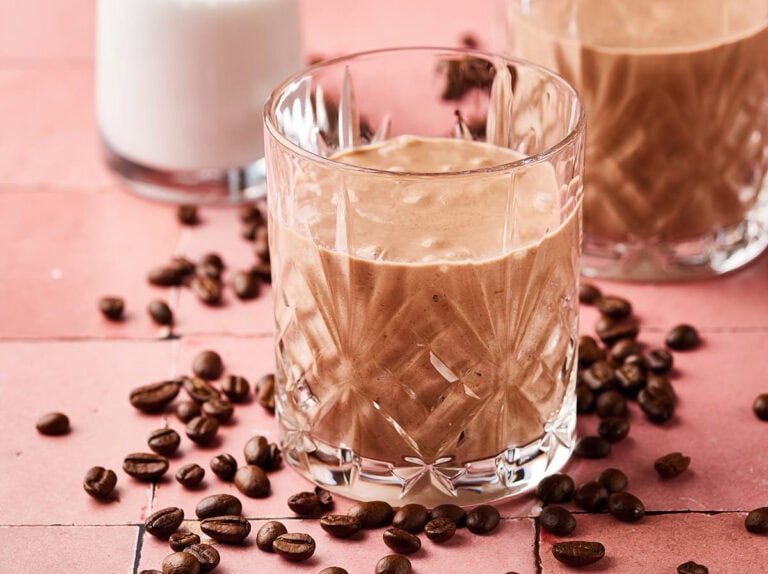 Lactosevrije ijskoffie smoothie in een whiskey tumblr glas