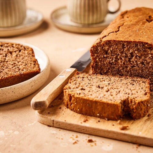 Glutenvrij brood met plakje gesneden op houten plank