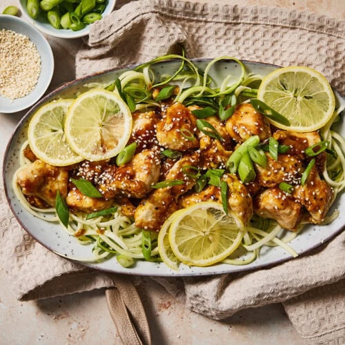 Zoetzure kip met courgette noedels