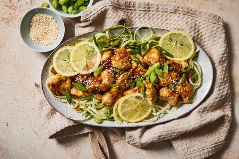 Zoetzure kip met courgette noedels