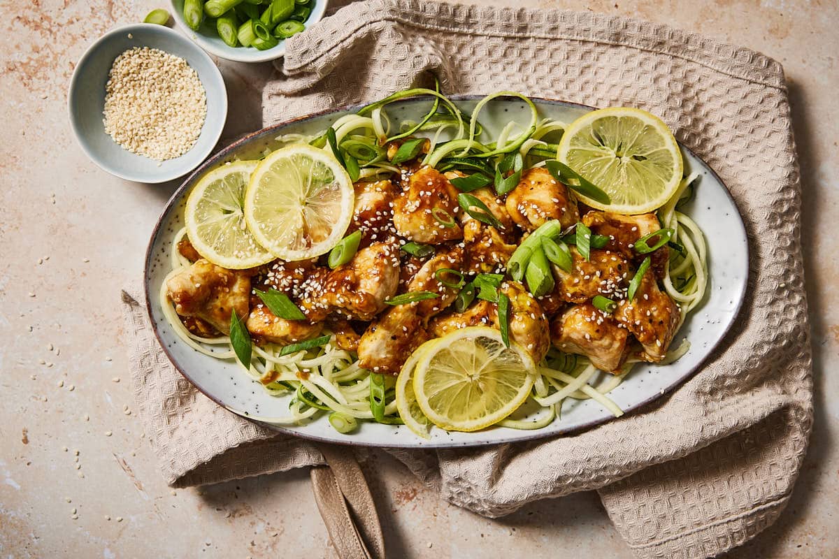 Zoetzure kip met courgette noedels