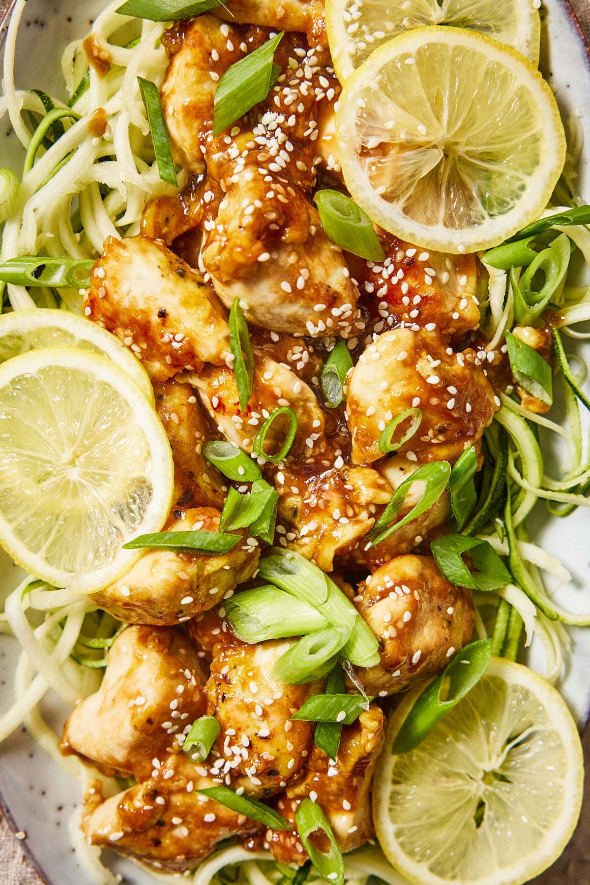 Closeup van de zoetzure kip met citroen en courgette noedels