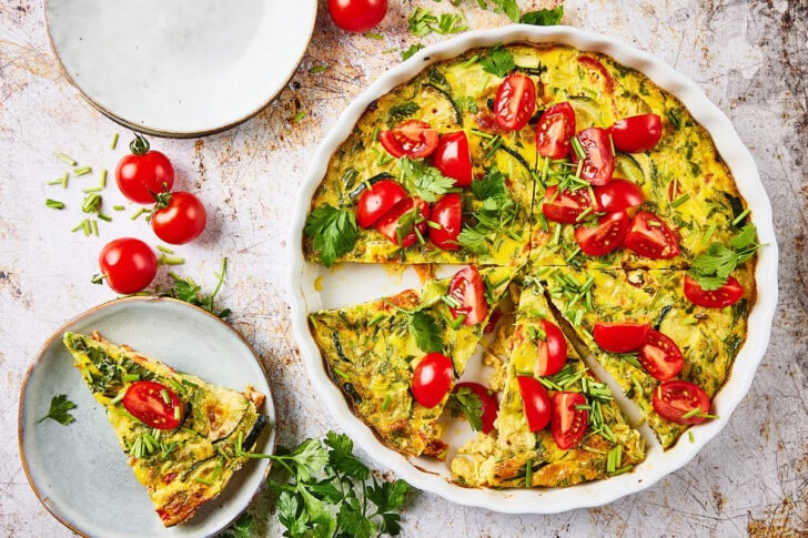 Courgettequiche met tomaatjes en verse kruiden