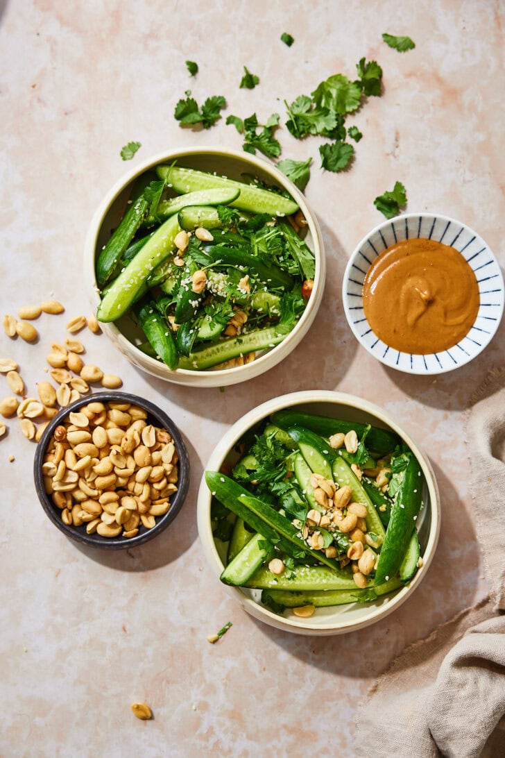 Komkommersalade met pindadressing