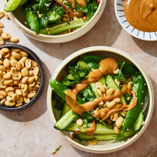 Komkommersalade met pindadressing