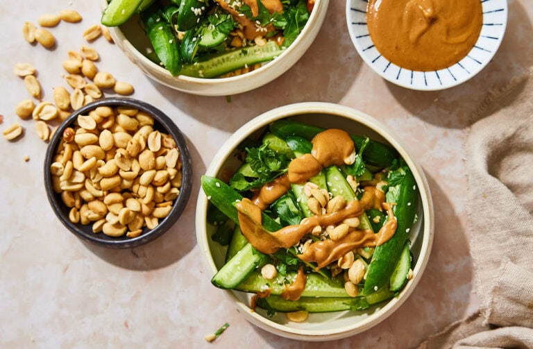 Komkommersalade met pindadressing