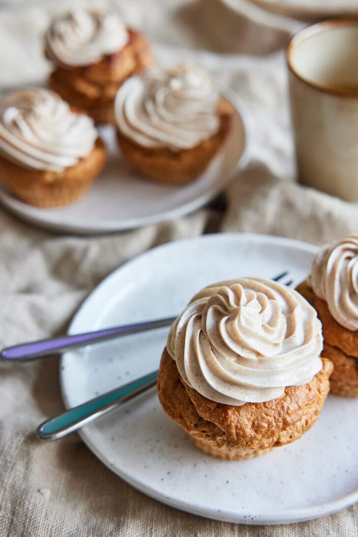 High protein vanille cake op een bordje met vorkjes
