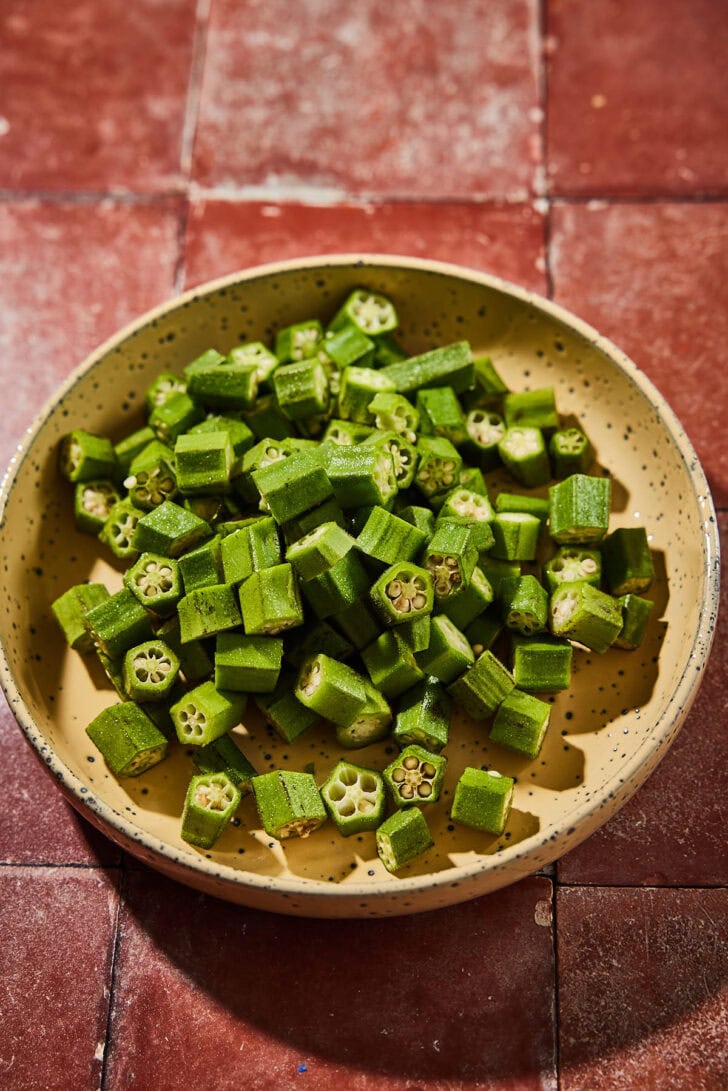 Snij de okra in plakjes