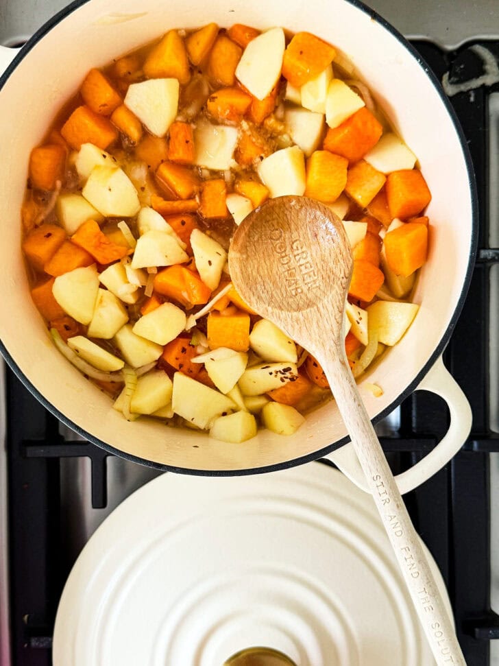 Doe alles bij elkaar in de pan
