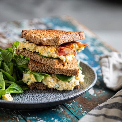 Sandwich met eiersalade en bacon