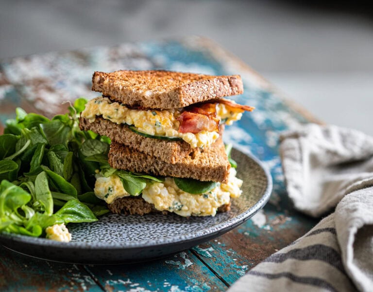 Sandwich met eiersalade en bacon