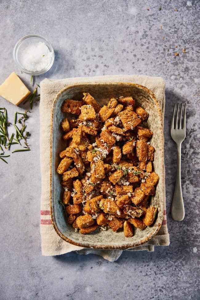 Schaal met vers gemaakte croutons