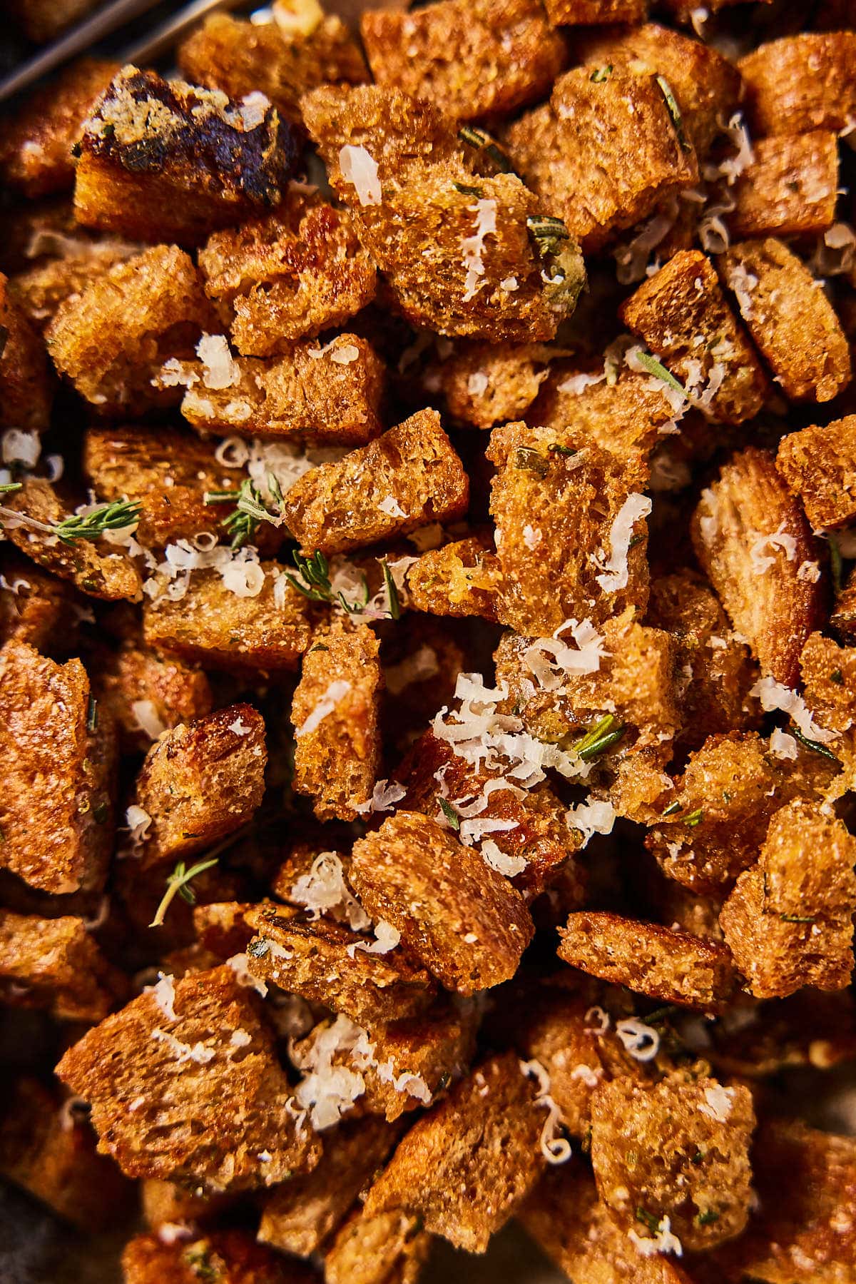 Goudbruin gebakken croutons