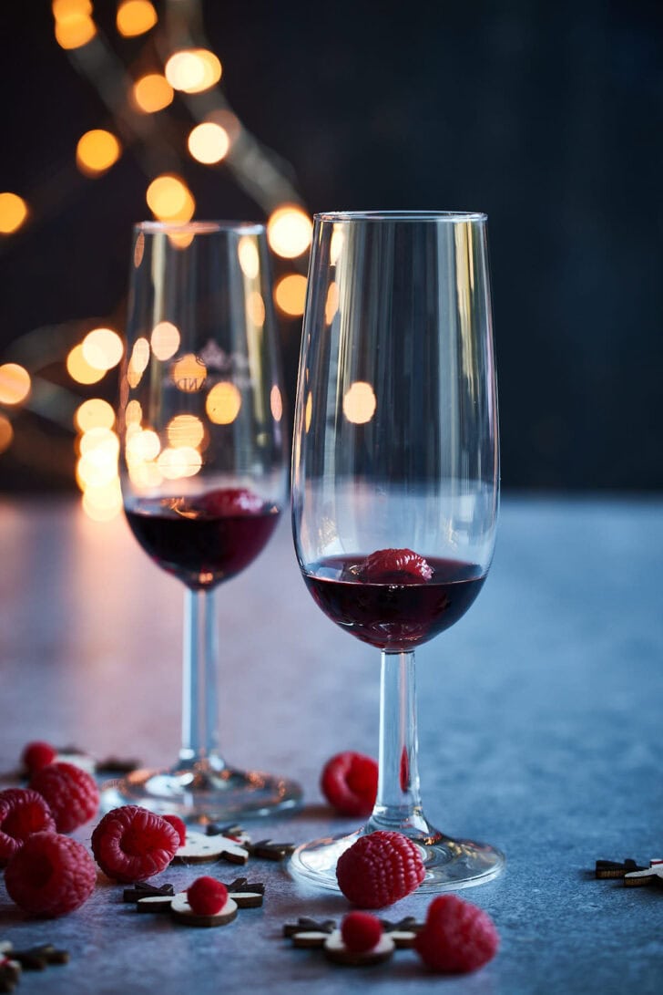 Voeg creme de cassis toe