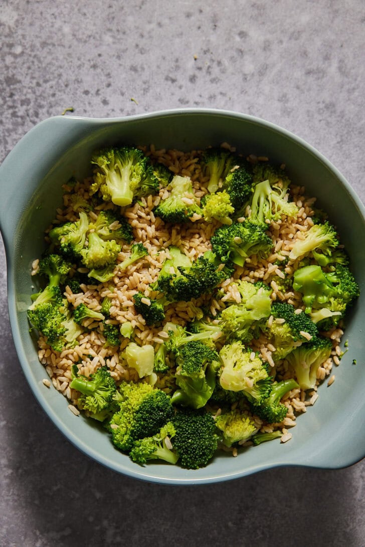 Meng de rijst door de broccoli