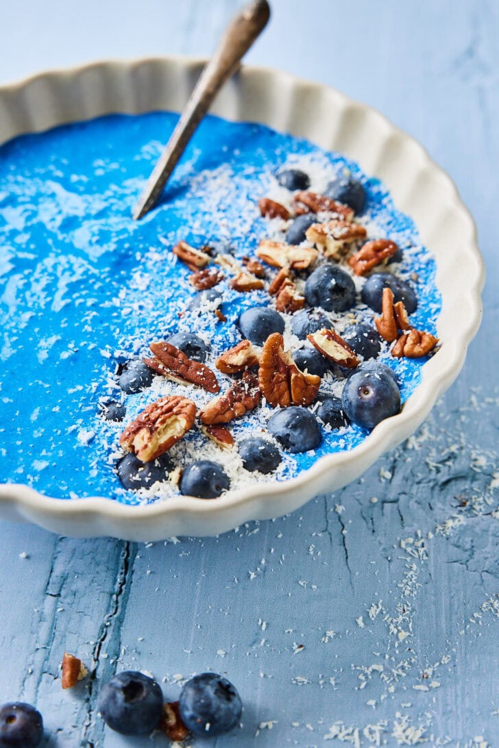 Smoothiebowl met blauwe spirulina