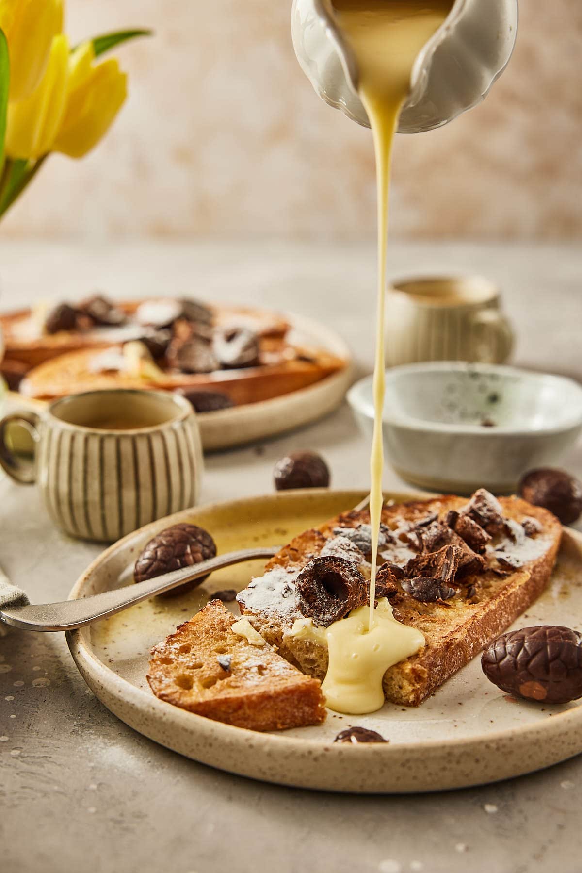 Paas wentelteefjes met paaseieren en vanillesaus