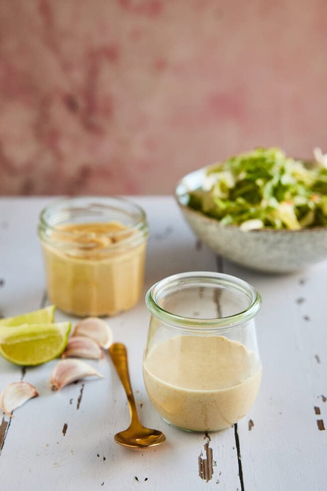 Cashewsaus of cashew dressing