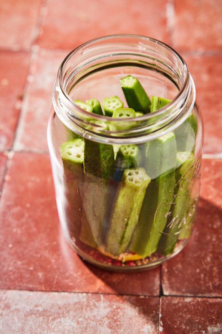Zet de okra in de pot