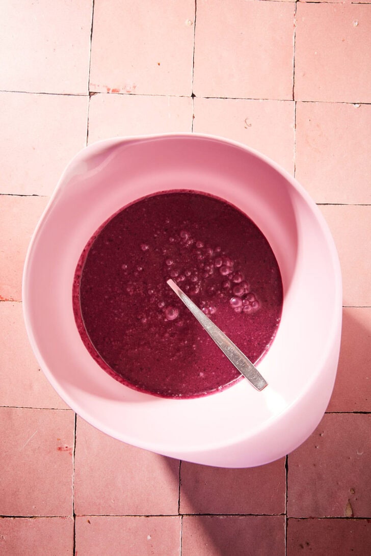 Pureer de kersen met de gecondenseerde melk