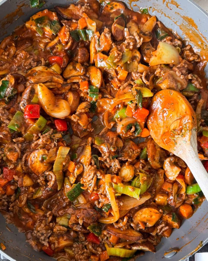 Voeg tomatensaus toe