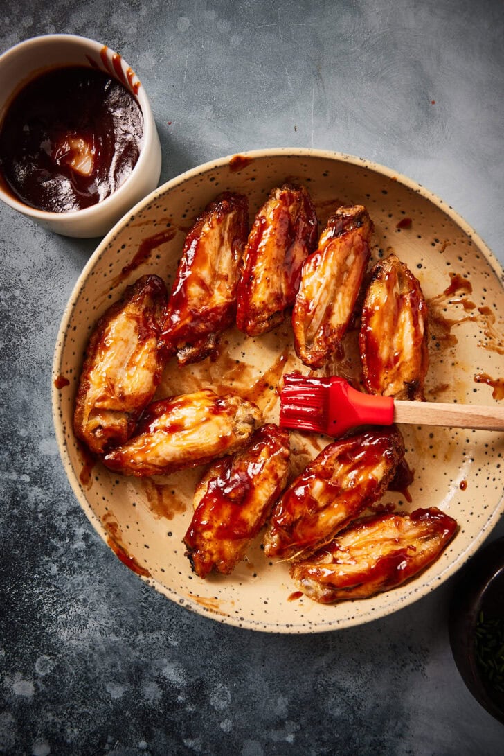 Bestrijk ze direct met barbecuesaus