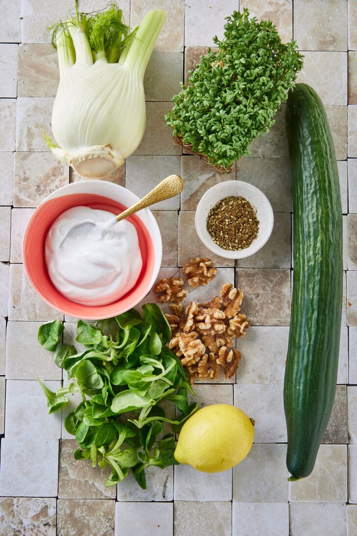Ingredienten voor komkommersalade met venkel