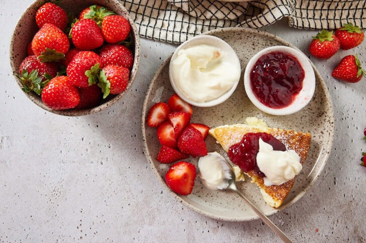 Ostkaka recept met slagroom en jam