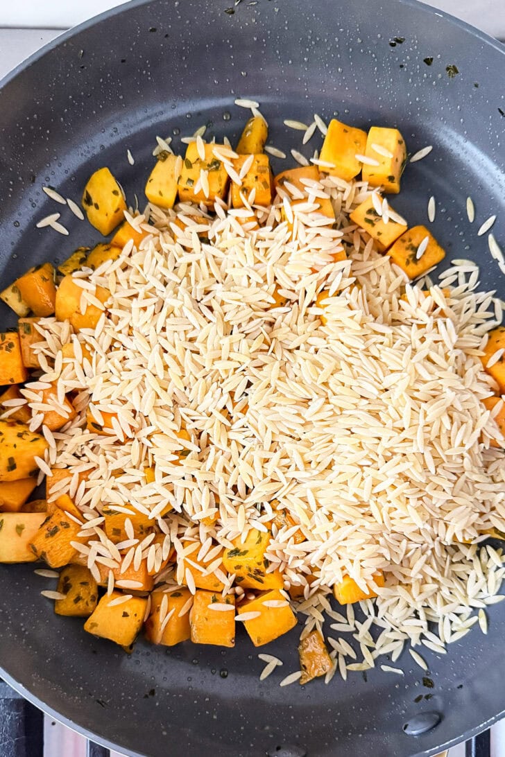 Voeg de orzo toe