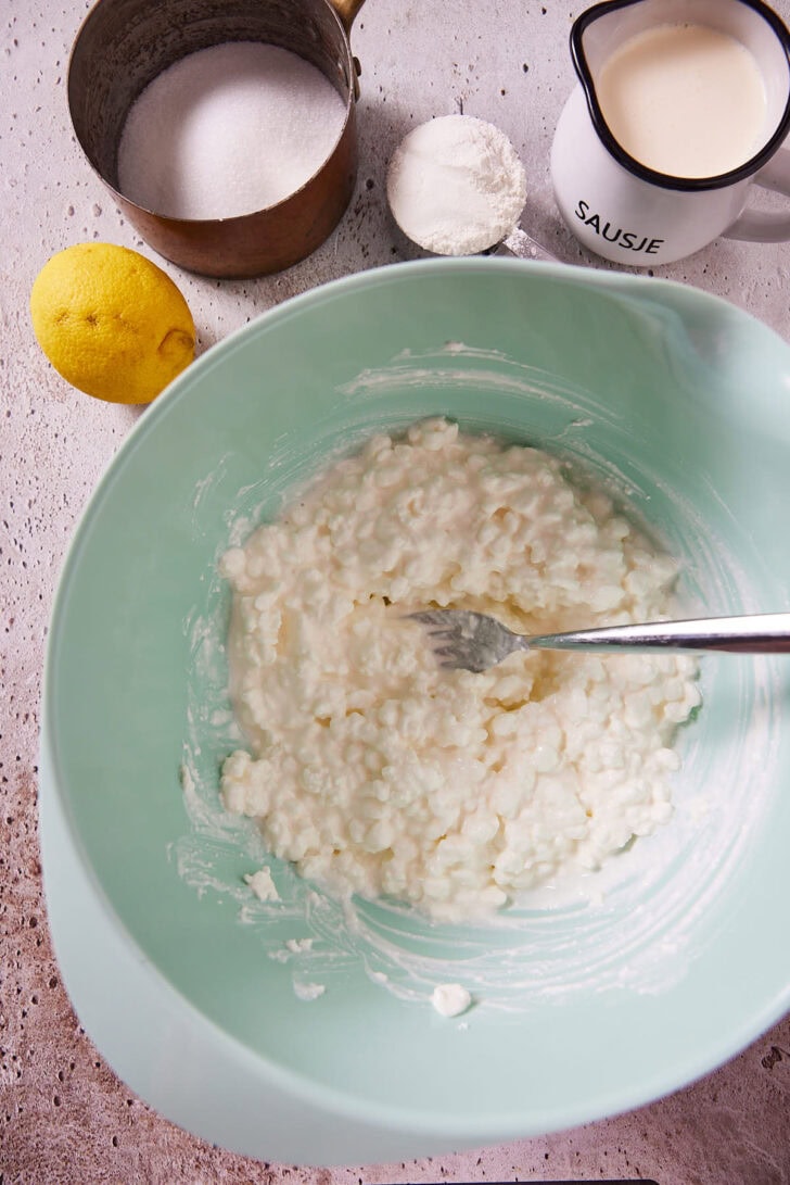 Doe cottage cheese in een kom en prak een beetje