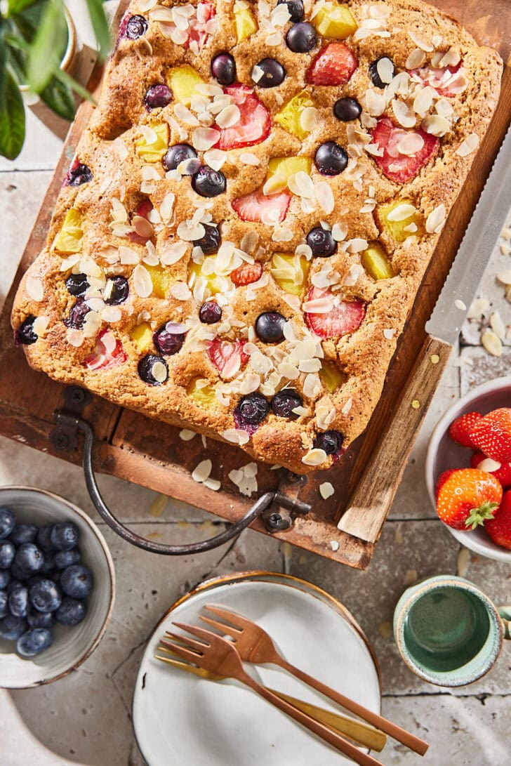 Plaattaart met zomerfruit