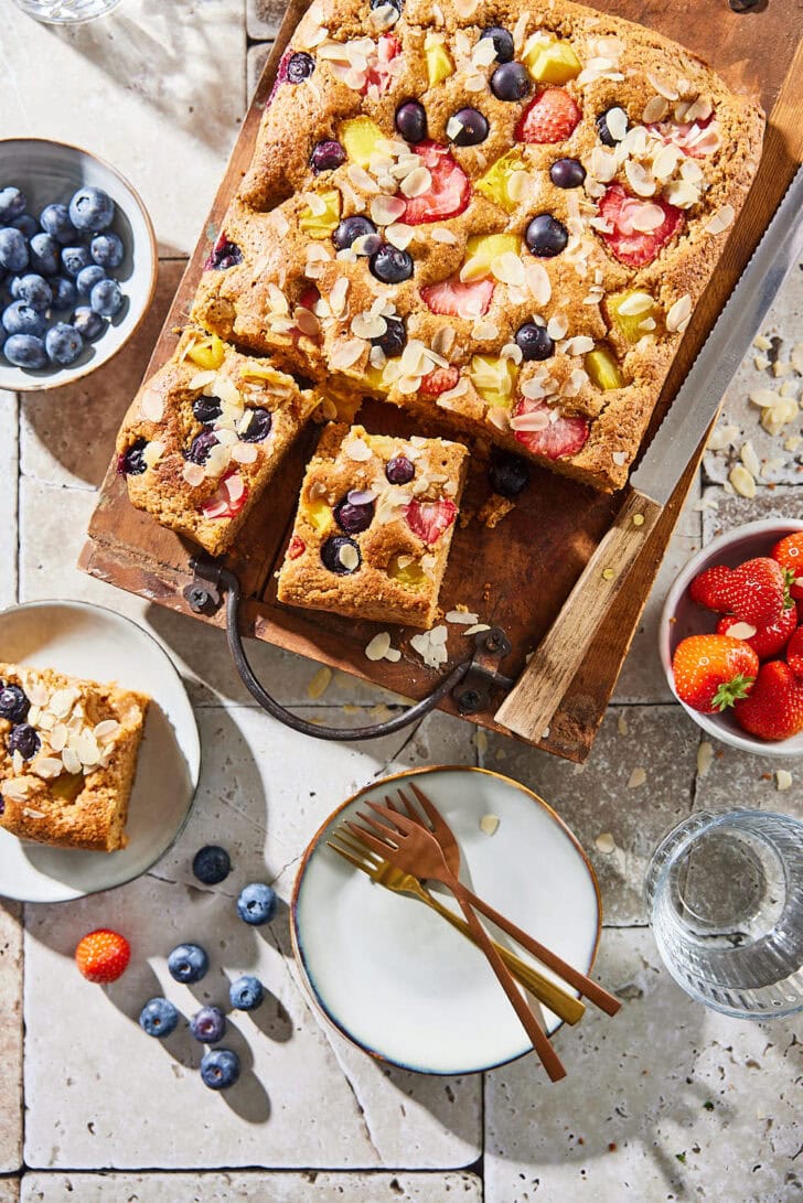Plaattaart met zomerfruit