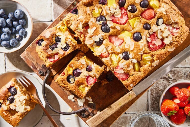 Plaattaart met zomerfruit