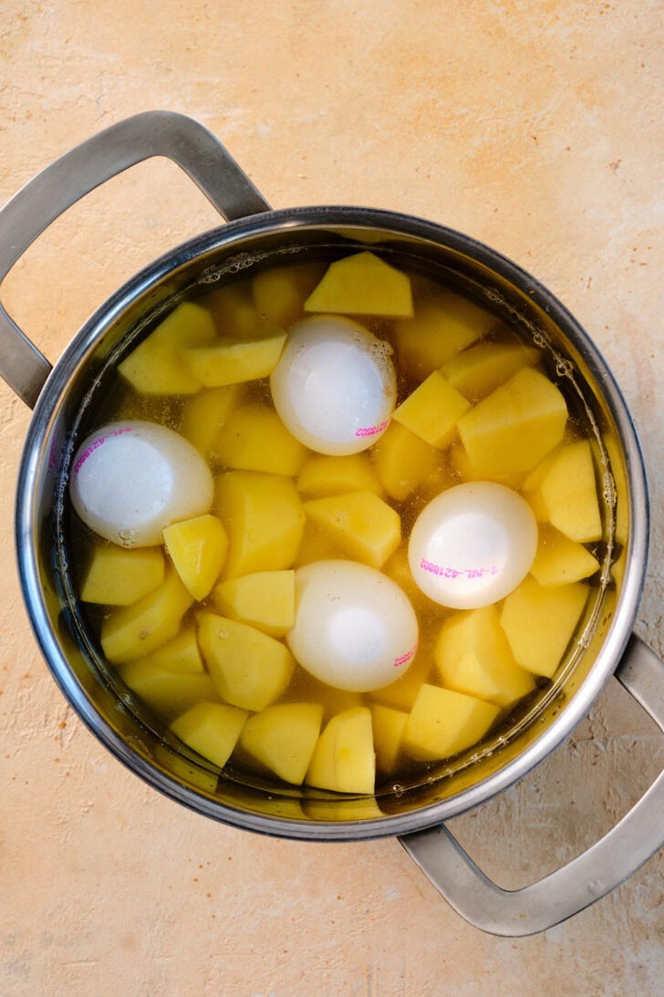 Kook eerst de aardappels en de eieren