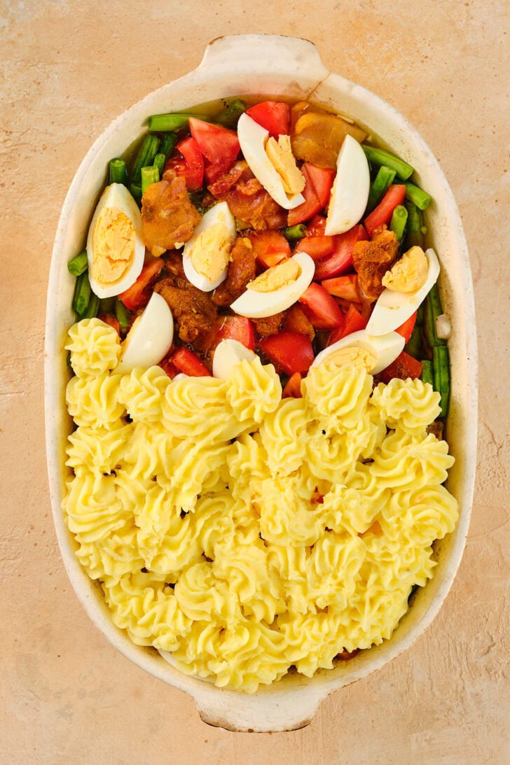 Verdeel de aardappelpuree over de bovenkant